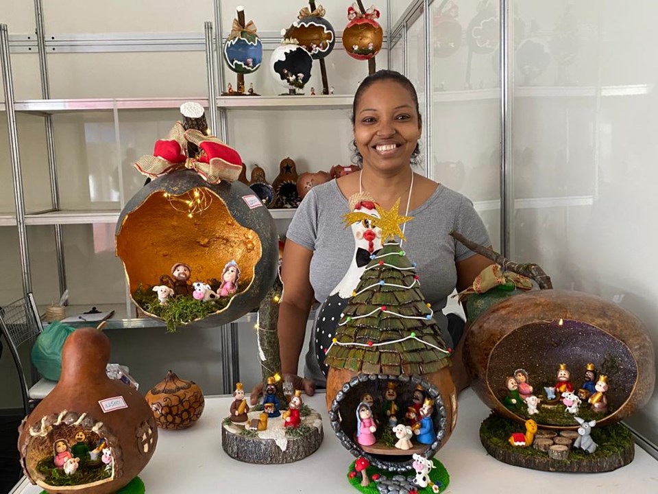 Artesã apresenta peças de Natal na ArteSanto