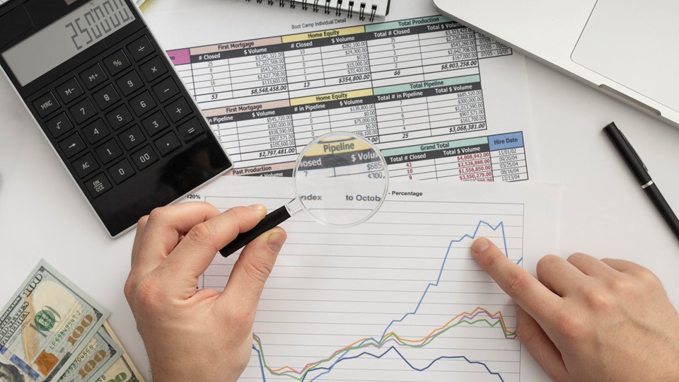 Avaliação de dados de empresas FREEPIK