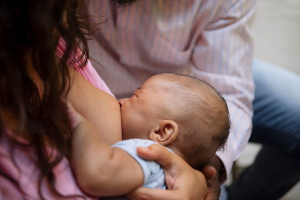 Bronquiolite - amamentação é aliada da saúde dos bebês - crédito freepik