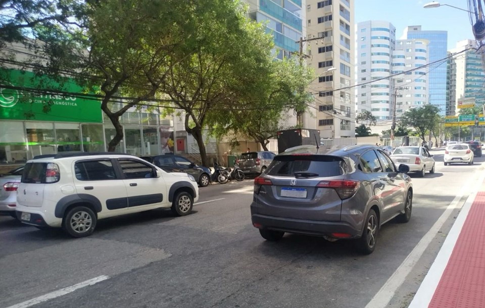 Carros na Enseada do Suá-1