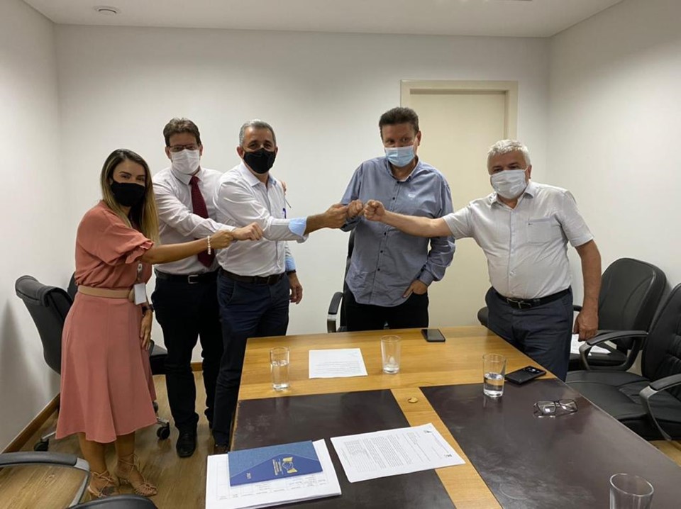 Diretor-presdiente da Aderes -  Alberto Gavini -  e o superintendente do Sebrae-ES -  Pedro Rigo -  com o prefeito de Cariacica -  Euclério Sampaio.