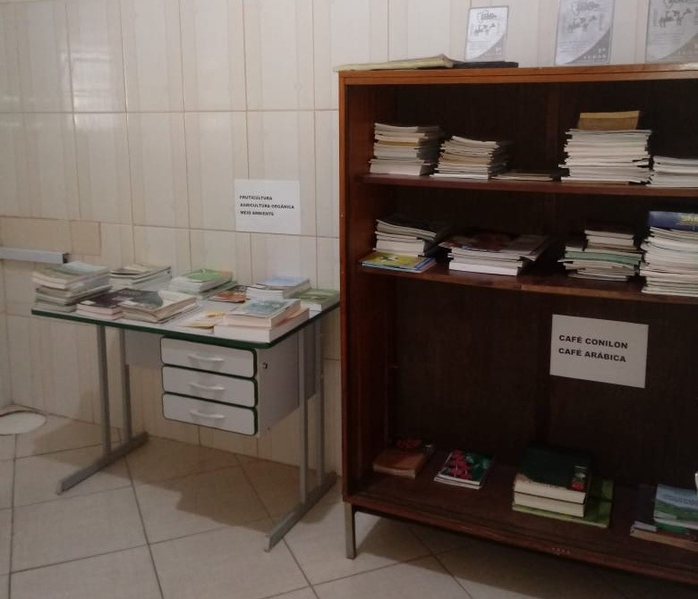 Entrega livros Aimorés_Crédito Divulgação Incaper