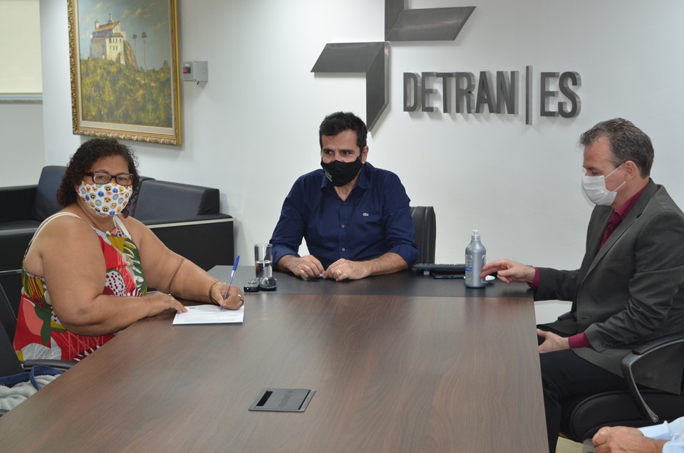 Entrega simbólica de doação a Recuperlixo_05.08 (28)