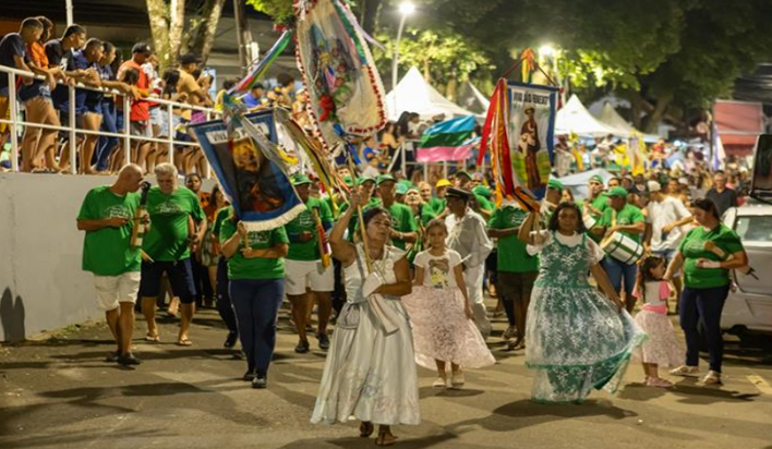 FOTO CORTEJO DAS BANDAS DE CONGO PELAS RUAS DE TIMBUÍ - FOTO ACERVO ABC FUNDÃO (1)