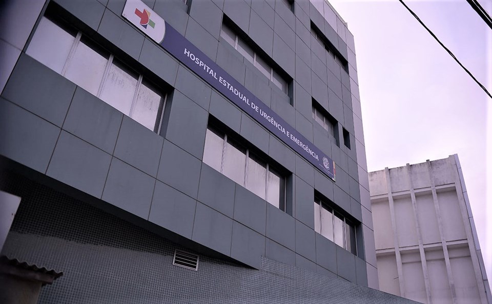 Fachada HEUE com placa-1