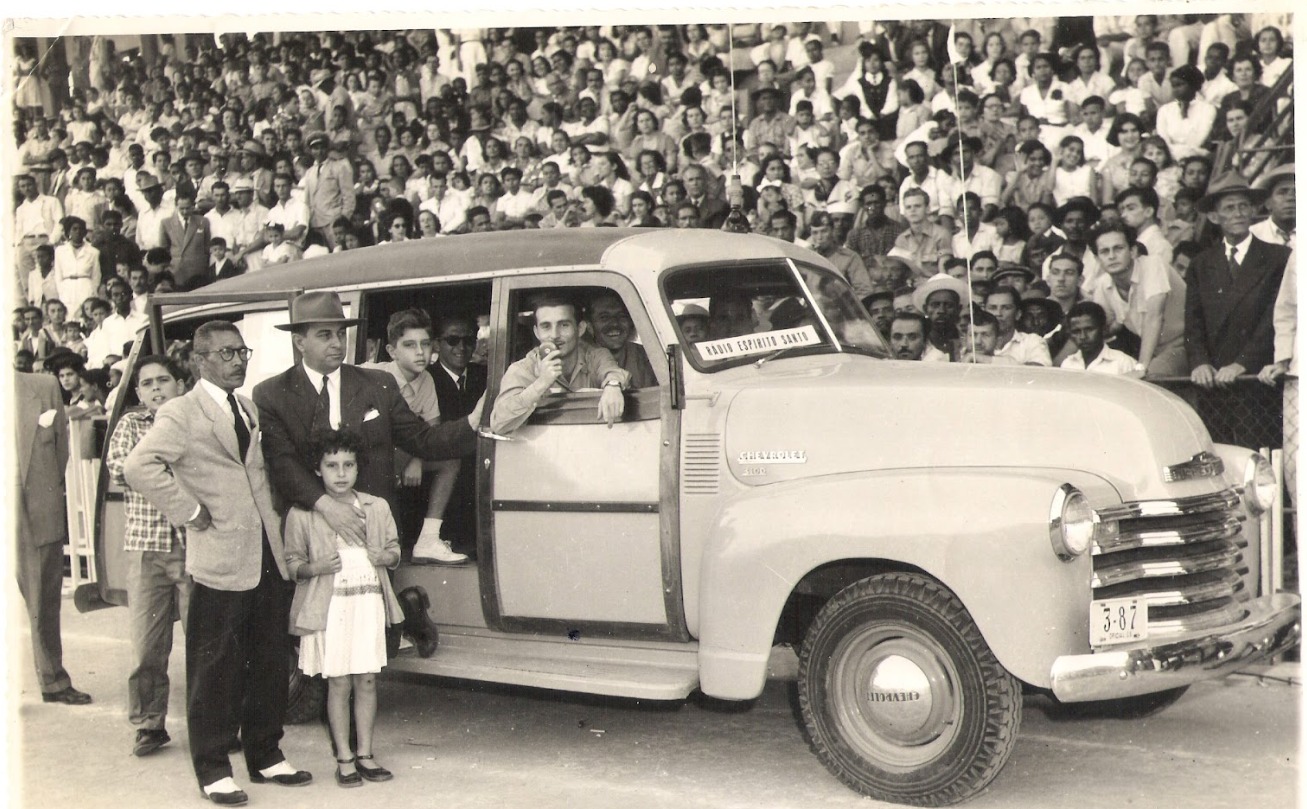 Foto Radio ES_  Licério Duarte Júnior no carro volante -  durante transmissão de Jornada Esportiva no estádio Governador Bley -  acervo Radio ES (2)