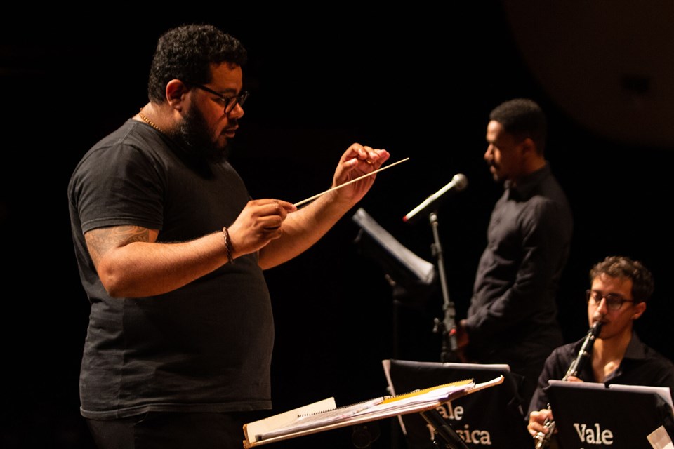 Maestro-Eduardo-Lucas-regendo-a-Banda-Sinfonica-Vale-Musica-Foto-Fabio-Prieto|||Fotógrafo:Fábio Prieto