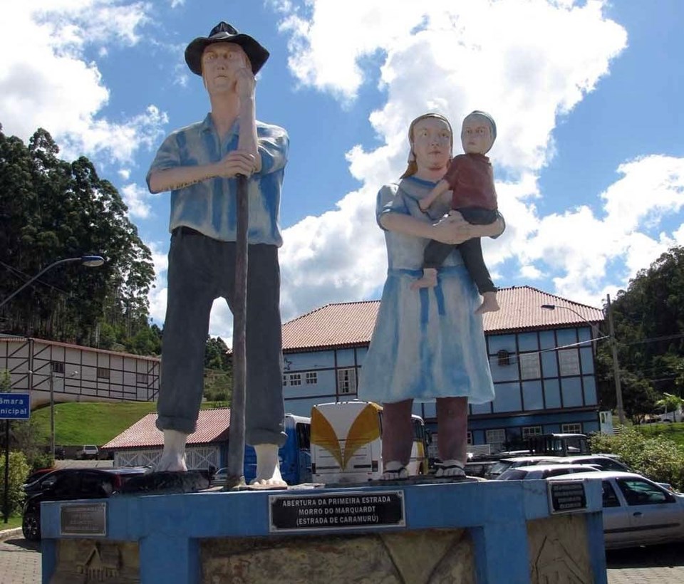 Monumento ao Imigrante Pomerano. Foto Prefeitura Municipal de Santa Maria de Jetibá (2) (2)