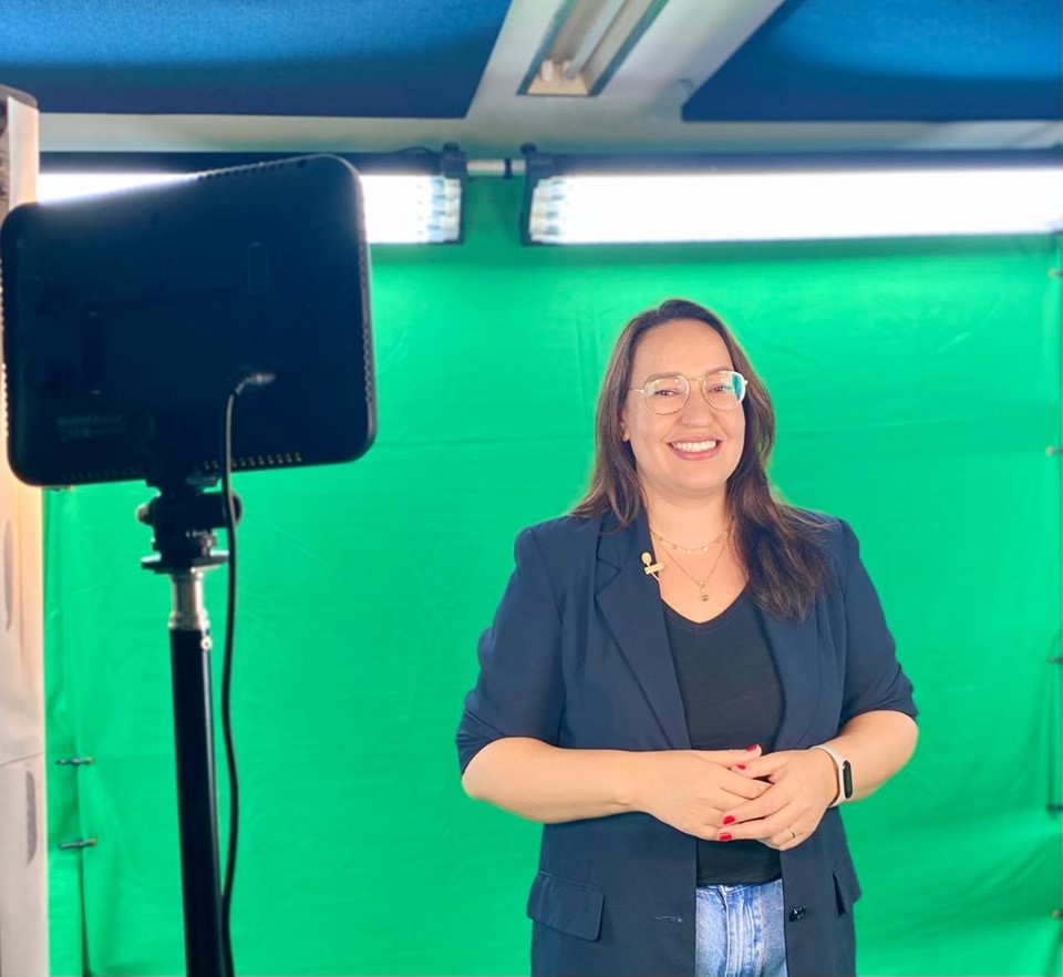 Professora Luciana Stabile gravando aula para o curso de Ensino a Distância