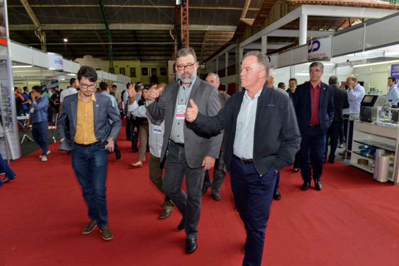 Governador visita feira de avicultura e suinocultura em Venda Nova do Imigrante