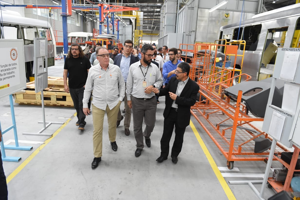 Governador visita linha de produção de ônibus da Marcopolo em São Mateus
