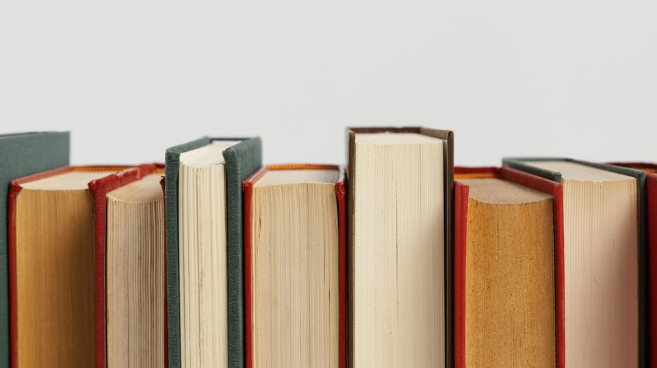 arranjo-de-livros-antigos-com-espaco-de-copia-1