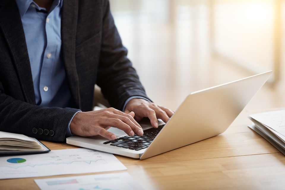 businessman-working-on-laptop (1)