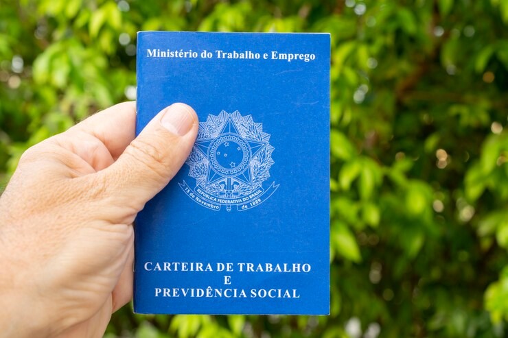 carteira-de-trabalho-brasileira-conceito-de-prestacao-de-servicos-no-campo_146714-832