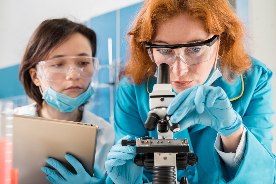 cientistas-olhando-atraves-de-um-microscopio (1)|||Fotógrafo:Freepik