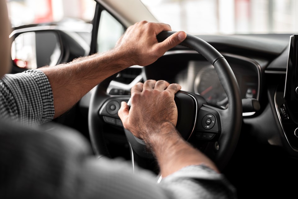 close-up-homem-tomando-carro-para-um-test-drive