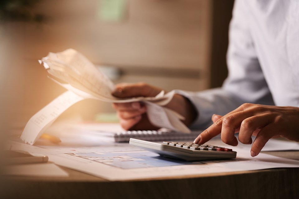 closeup-de-economista-usando-calculadora-ao-passar-por-contas-e-impostos-no-escritorio|||Fotógrafo:Freepik