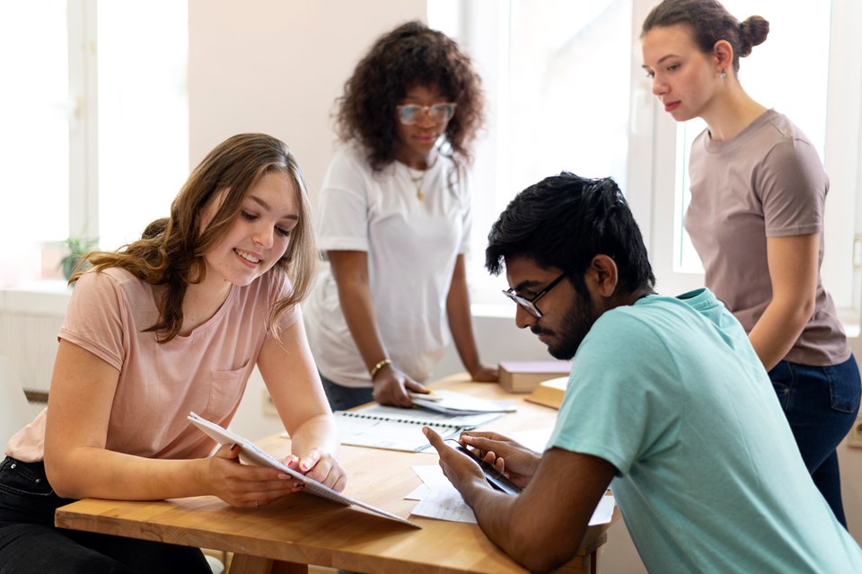 colegas-de-faculdade-estudando-juntos