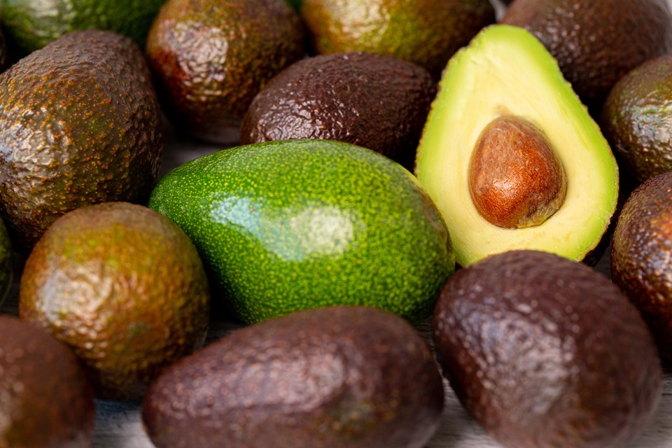 cutted-avocado-fruit-other-one|||Fotógrafo: Freepik