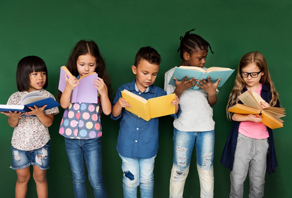 diverse-kids-reading-bookspequena