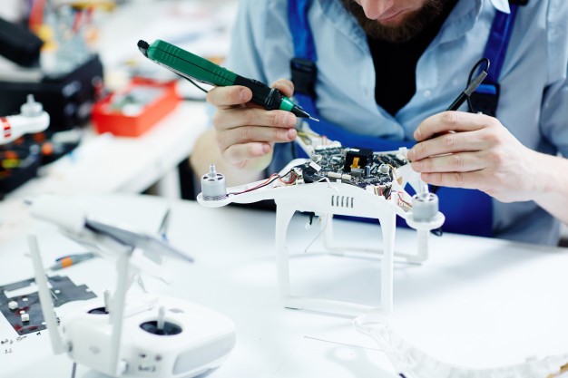 drone-de-fixacao-na-oficina-de-manutencao_1098-13791