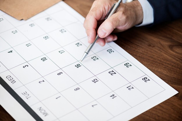 empresario-marcando-no-calendario-para-um-compromisso_53876-14778