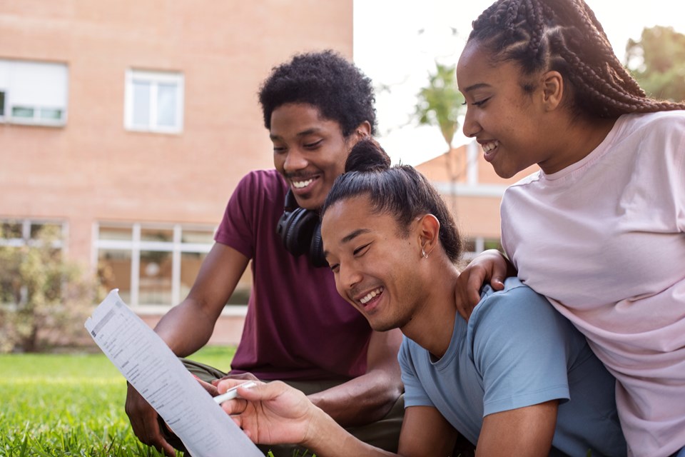 estudantes-universitarios-de-diferentes-etnias-lotando (1)