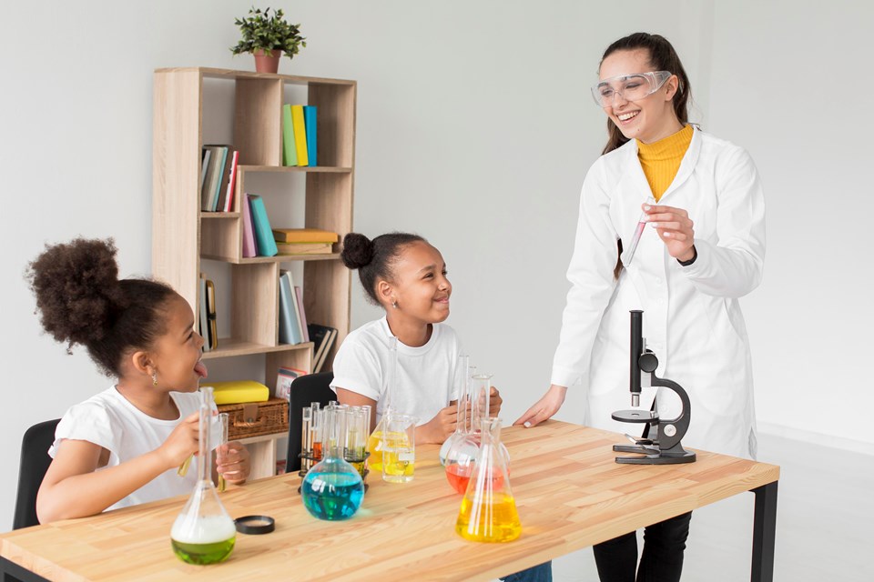 female-scientist-teaching-girls-about-science (2)