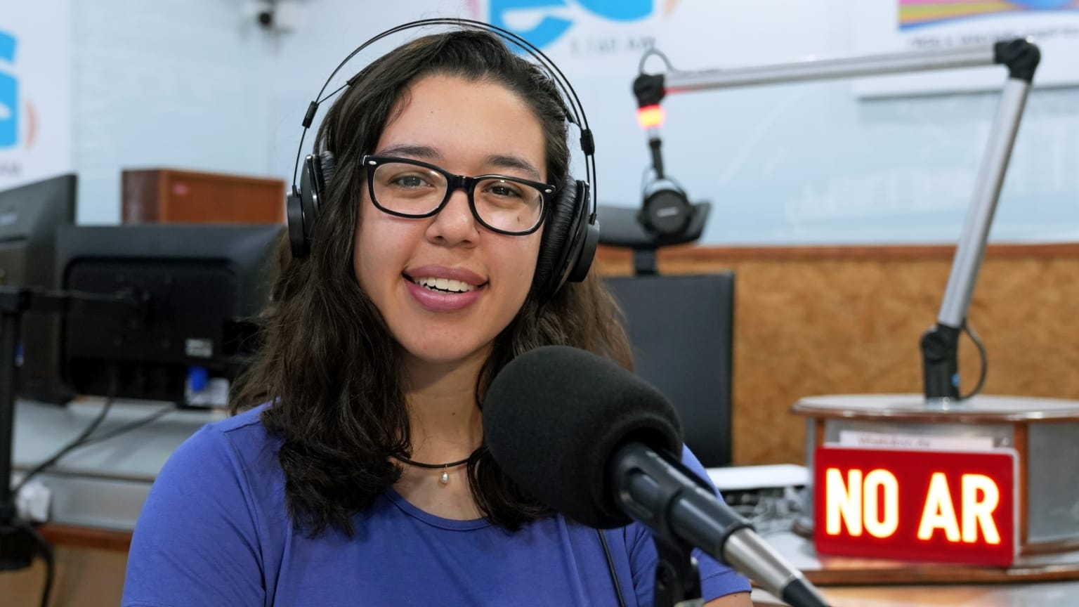 foto Ana Clara Lanius no estudio da Radio ES