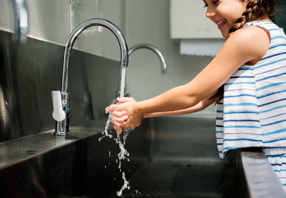 girl-washing-her-hands (1)