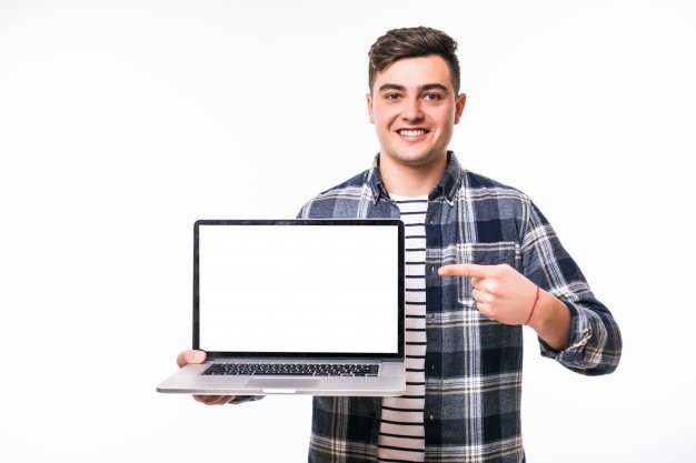 jovem-de-cabelos-pretos-demonstrando-algo-no-laptop-brilhante_231208-2322