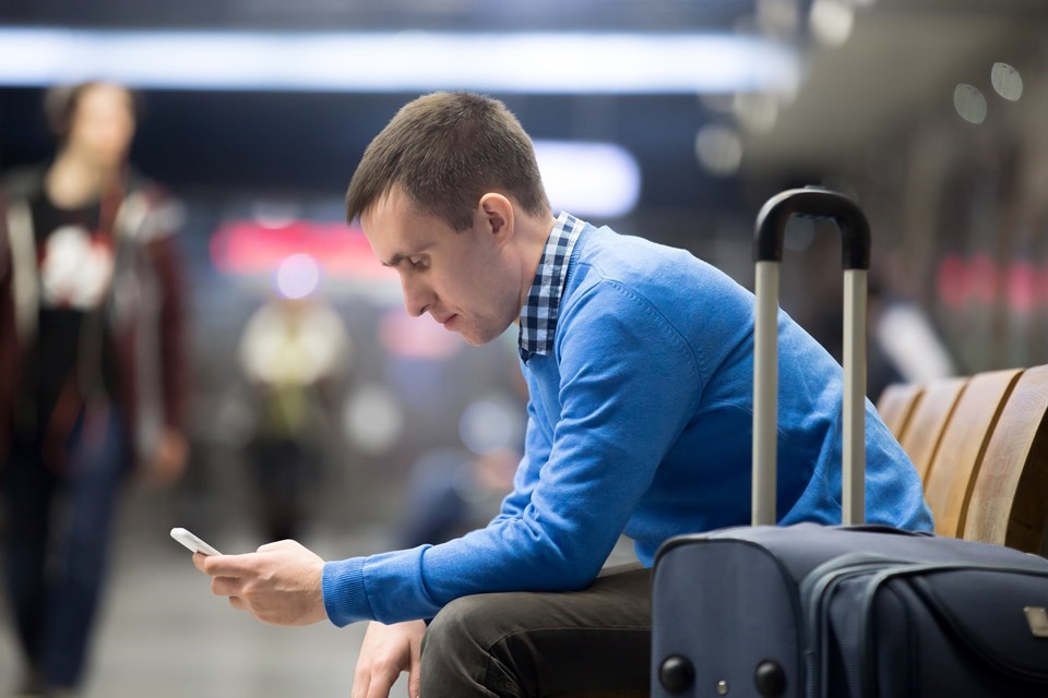 jovem-viajante-esperando-no-aeroporto (1) (1)