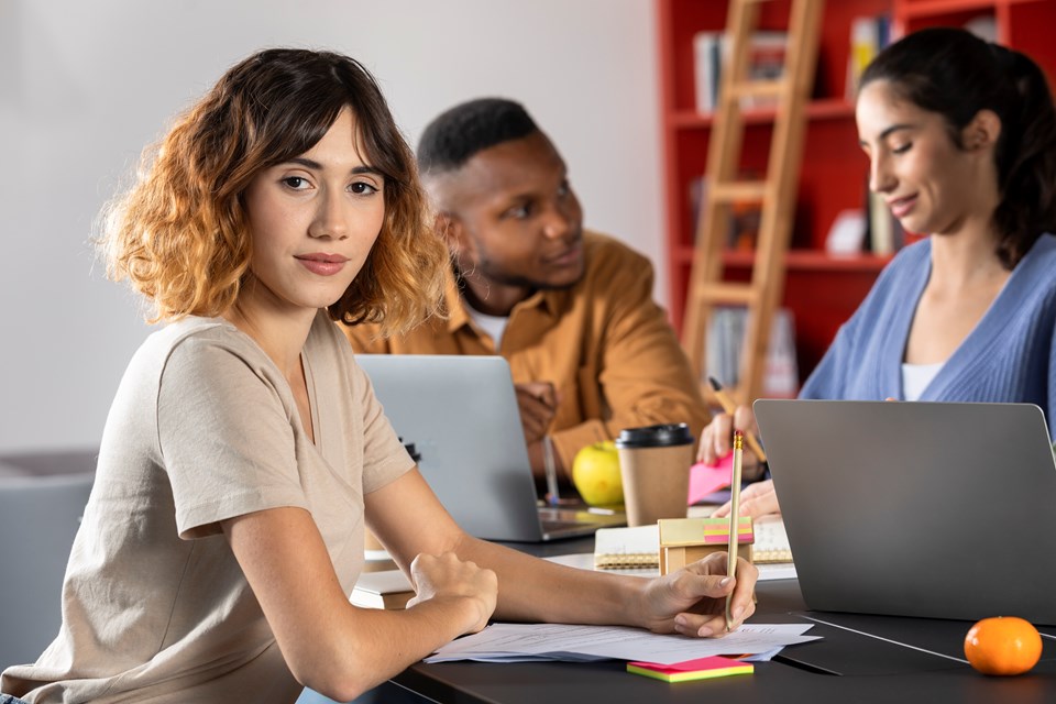 jovens-adultos-estudando-juntos-durante-a-sessao-de-estudo