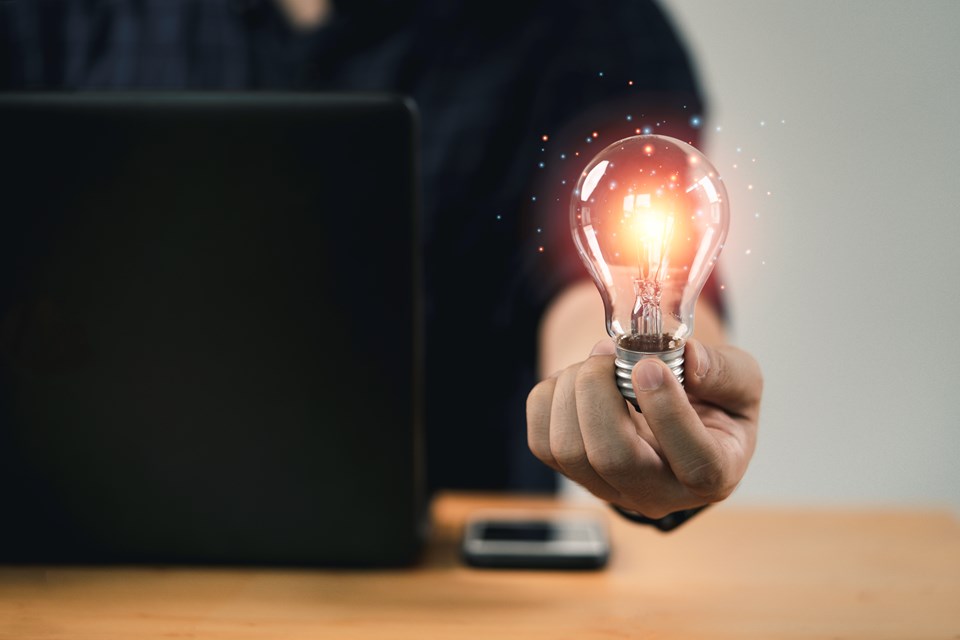 mao-de-empresario-segurando-lampada-com-luz-brilhante-para-pensamento-criativo-criativo-para-inspiracao-e-inovacao-com-conceito-de-rede