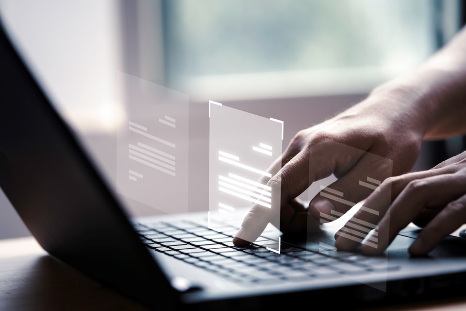 mao-usando-laptop-com-tela-virtual-e-documento-para-aprovacao-on-line-de-garantia-de-qualidade-sem-papel-e-conceito-de-gerenciamento-de-erp