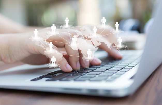 maos-com-laptop-e-mapa-de-mundo-virtual_1232-876-1