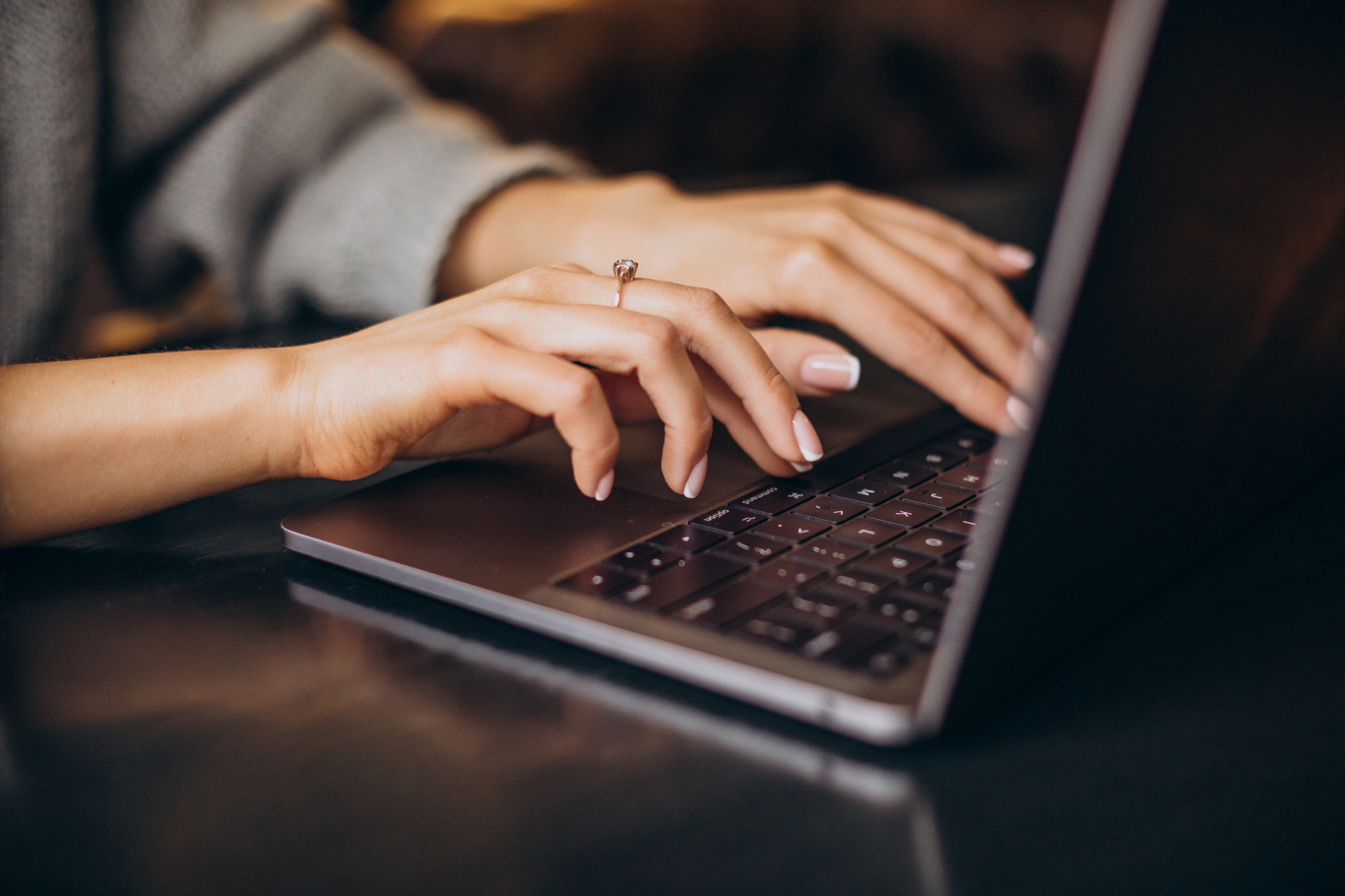maos-femininas-digitando-no-teclado-do-computador