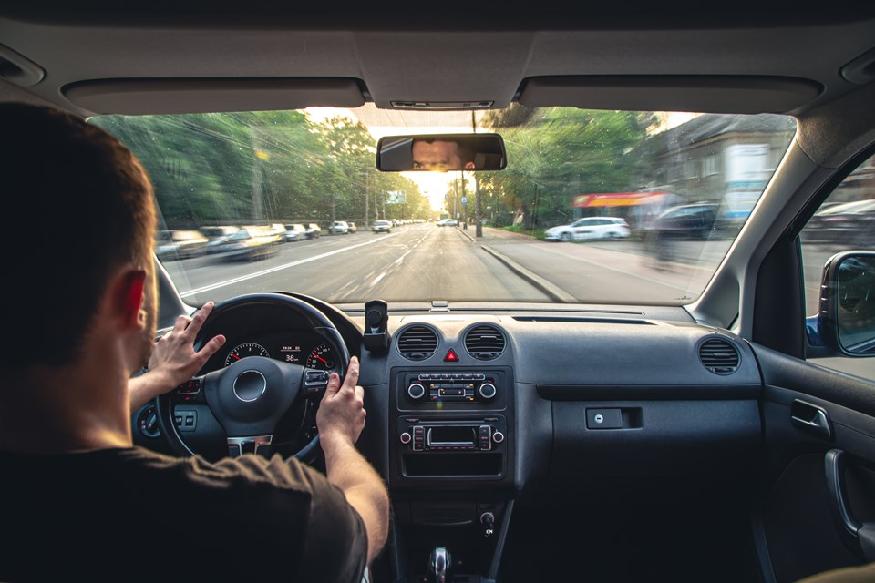 maos-no-volante-ao-dirigir-em-alta-velocidade-de-dentro-do-carro