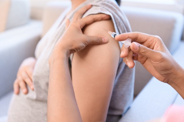 medico-coloca-agulha-em-muscular-para-vacinacao-contra-a-gripe-para-mulheres-gravidas_103324-90 - freepik-1-1