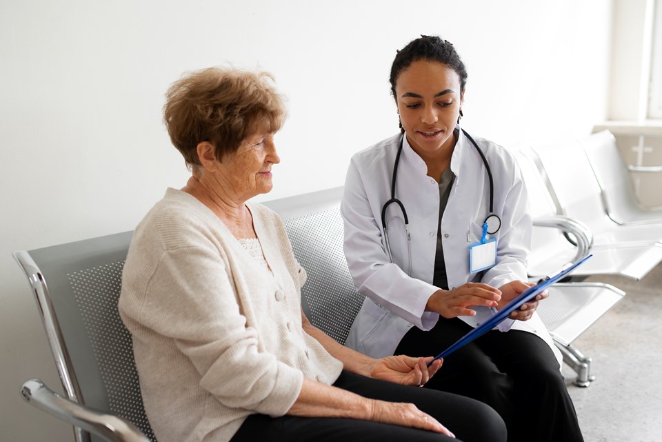medico-de-tiro-medio-falando-com-o-paciente