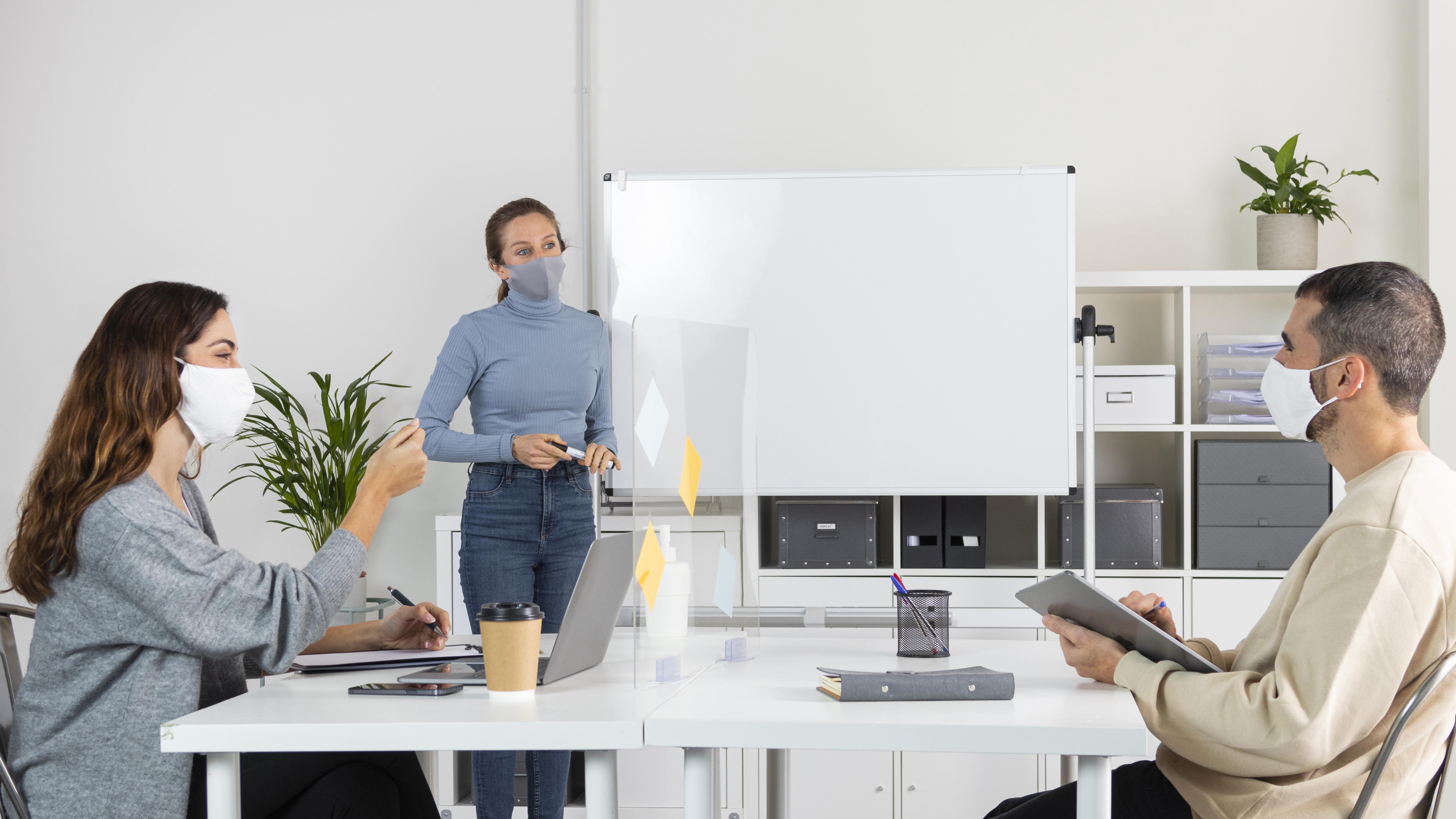 medium-shot-job-meeting (1)