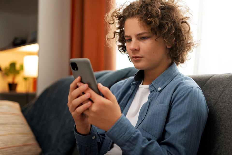 medium-shot-suffering-teenager-being-cyberbullied