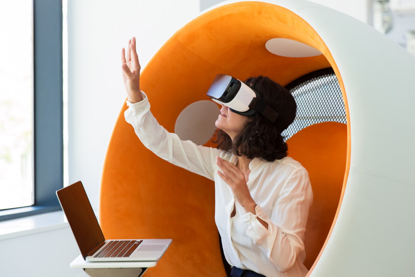 mulher-de-negocios-usando-simulador-de-vr_74855-1122