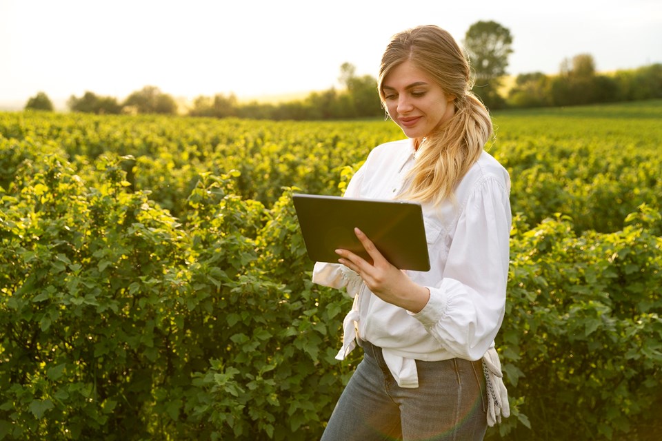 mulher-na-fazenda-com-tablet (1)