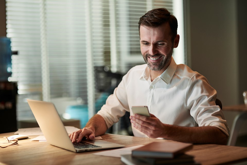 multitasking-businessman-working-night
