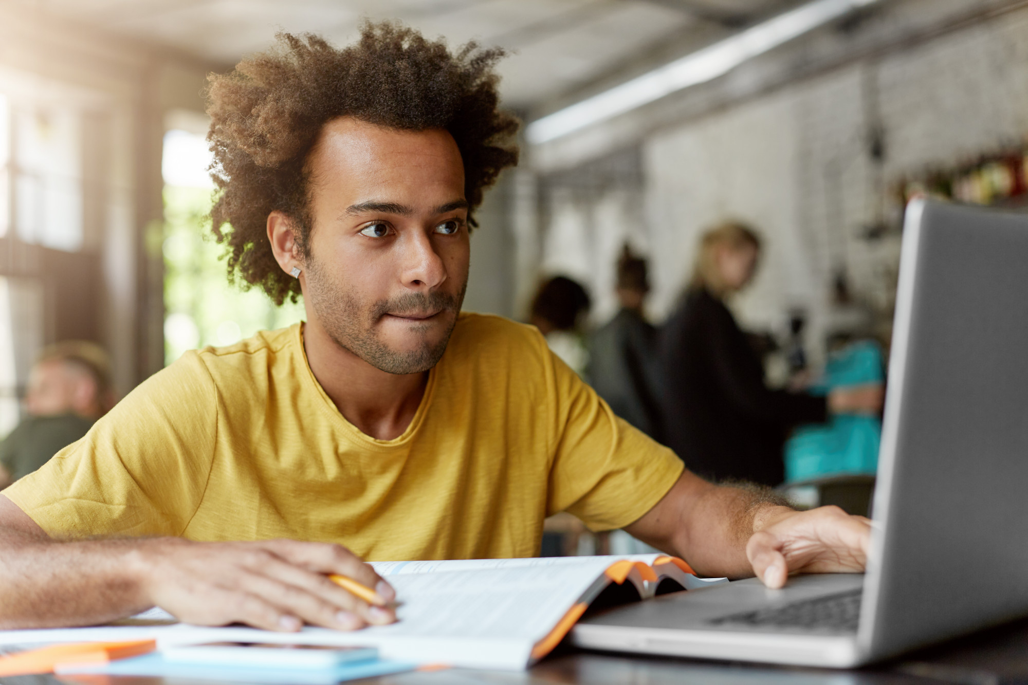 parceria-cursos-qualificares-cursera-credito-freepik