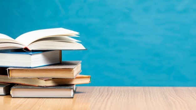 pilha-de-vista-frontal-de-livros-com-espaco-de-copia_23-2148255821-1