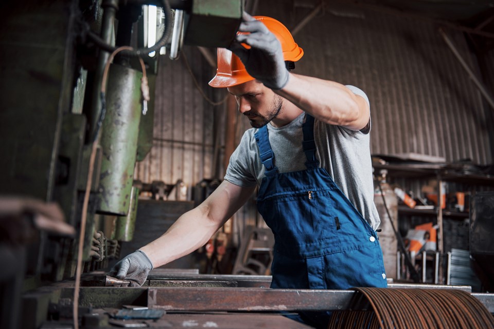 portrait-young-worker-hard-hat-large-metalworking-plant (1)