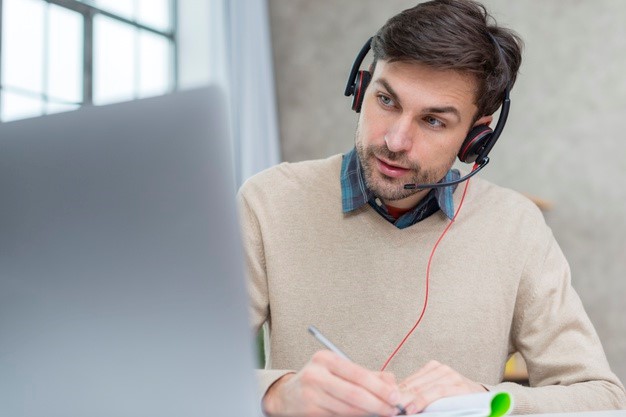 professor-com-fones-de-ouvido-tendo-uma-reuniao-on-line_23-2148511082