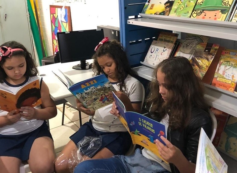 sedu-alunas-lendo-livros